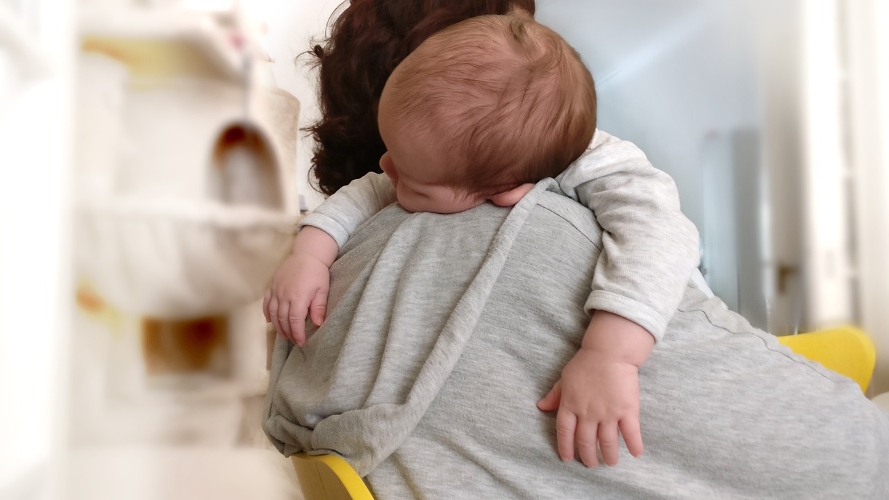 给孕妈供卵生的宝宝换衣服视频教程（给孕妈供卵生的宝宝换衣服视频教程大全）